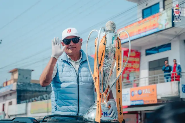 ट्रफीसँगै चतुरबहादुर चन्द