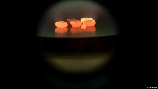 लैब में हीरे को तैयार किया जा रहा है.