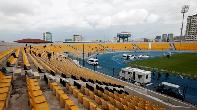 أربيل – متطوعون من كنائس محلية يعدون ملعب فرانسو حريري في أربيل الذي سيقيم فيه البابا قداسا جماعيا