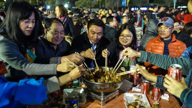 在中国南部深圳市福田村的居民按自己的传统在元宵节举办”盆菜宴”