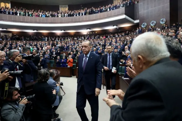 Türkiye Cumhurbaşkanı ve Adalet ve Kalkınma Partisi Genel Başkanı Recep Tayyip Erdoğan, 25 Ekim 2023'te Ankara'da Türkiye Büyük Millet Meclisi'nde partisinin grup toplantısına katılıyor.