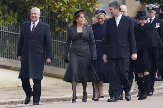 El príncipe Andrés, Sarah Fergusson y otros miembros de la familia real en el funeral por Constantino