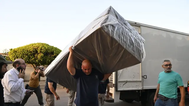 وصل أشخاص فروا من قرى جنوب لبنان إلى ملجأ مؤقت في مؤسسة تعليمية في بيروت، لبنان، 23 سبتمبر 2024.