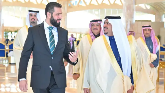 نائب أمير الرياض الأمير محمد بن عبد الرحمن بن عبد العزيز كان في استقبال الشرع لدى وصوله إلى المملكة السعودية