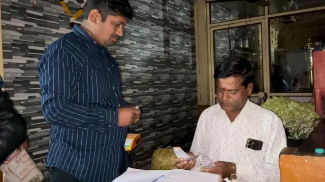 मनोज दररोज सकाळी साडे पाच वाजता संभाजीनगरच्या मार्केटमध्ये फुल विक्रीसाठी घेऊन येतो.