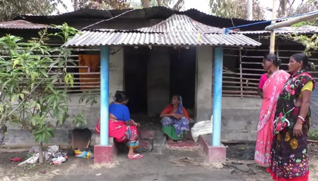 দিনের বেলা বাড়িতে ফেরেন গ্রামবাসী