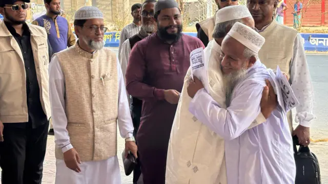 ভোটারদের কাছে ছুটে যাচ্ছেন প্রার্থীরা