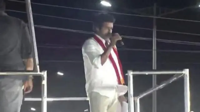 বক্তব্য রাখছিলেন বিজয়