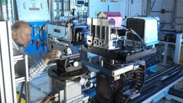 Технічний спеціаліст налаштовує обладнання в Diamond Light Source