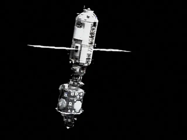 सोलर पॅनेल्स असलेलं रशियन मोड्यूल झार्या (वरती) आणि अमेरिकन मोड्यूल युनिटी (खाली) एकमेकांना जोडल्यानंतर, स्पेस शटल 'एंडेव्हर' या यानातून अंतराळवीरांनी टिपलेला फोटो.