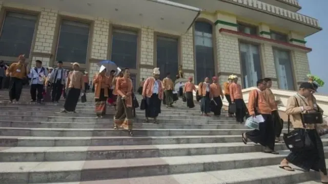 တတိယ အကြိမ်လွှတ်တော်ကို ရက်ပေါင်း ၉၀ အတွင်းခေါ်ဖို့ရှိ