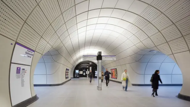 Вестибюль одной из станций Elizabeth Line
