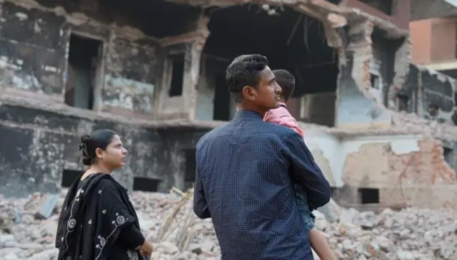 तोडफोड केल्यानंतर मुजीब यांच्या घराचे अवशेष