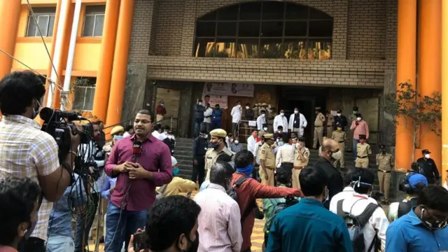 గాంధీ ఆసుపత్రి వెలుపల