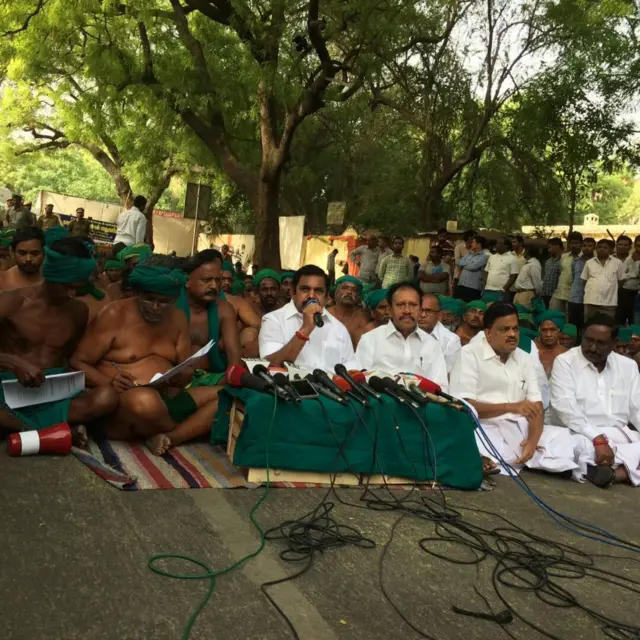 தமிழக விவசாயிகளை சந்தித்த எடப்பாடி பழனிச்சாமி