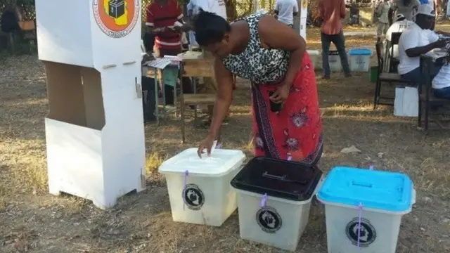 Raia akipiga kura katika uchaguzi wa tanzania uliopita