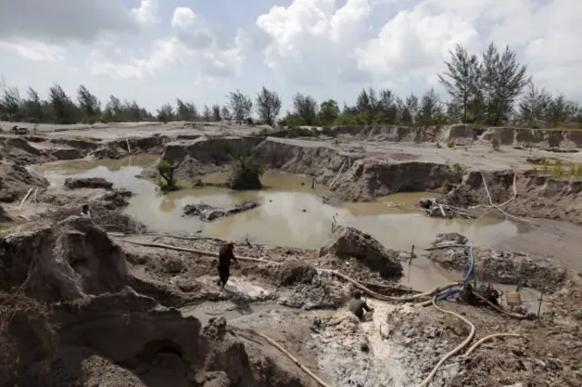 Para penambang bekerja di lubang penambangan timah di Sungai Liat, Pulau Bangka, Indonesia, pada hari Sabtu, 28 Juli 2012. 