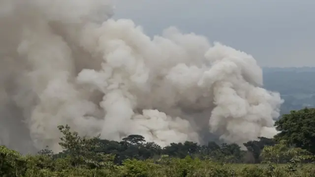 Una columna de humo sobre el Volcán de Fuego