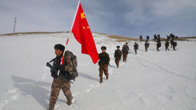 中国军人在新疆巡逻