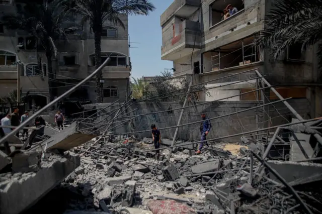 طفل يقف بين أنقاض منزل اسرته في غزة