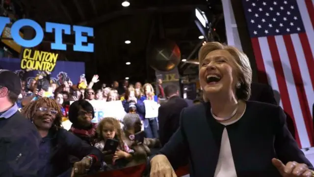 Hillary Clinton nói hành động của FBI là "chưa có tiền lệ"