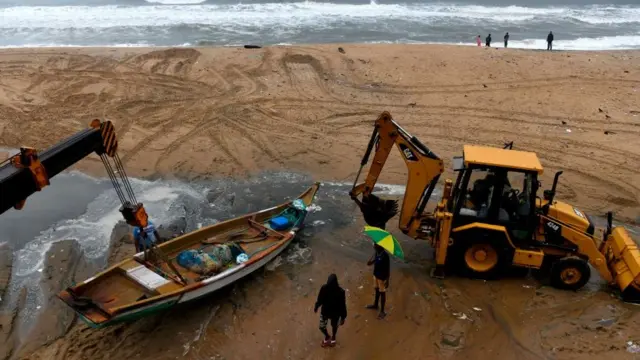 తీర ప్రాంతాల్లో మత్స్య కార్మికులకు హెచ్చరికలు జారీ అయ్యాయి