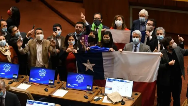 Parlamentarios chilenos tras la aprobación del retiro del 10% de los fondos de pensiones.