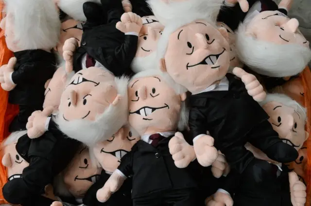 Muñecos que simulan a AMLO.