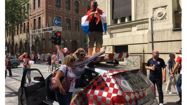 i automobili su u znaku zastava