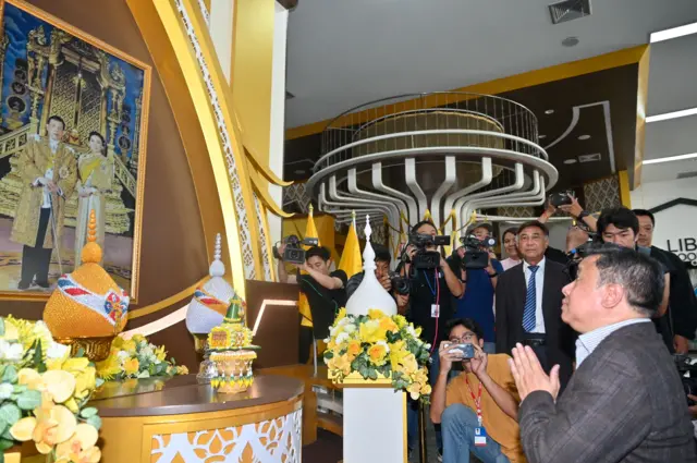 นายจักรภพกราบพระบรมฉายาลักษณ์