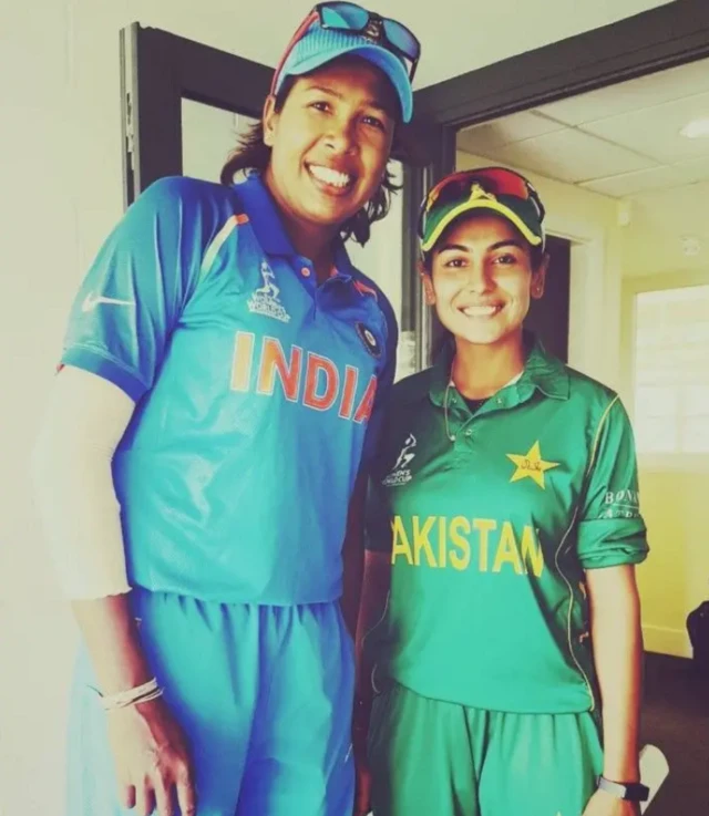 2017 ਵਿੱਚ ਇੱਕ ਵਨਡੇ ਮੈਚ ਤੋਂ ਬਾਅਦ ਭਾਰਤੀ ਕ੍ਰਿਕਟਰ ਝੂਲਨ ਗੋਸਵਾਮੀ ਅਤੇ ਪਾਕਿਸਤਾਨੀ ਕ੍ਰਿਕਟਰ ਕਾਇਨਾਤ ਇਮਤਿਆਜ਼