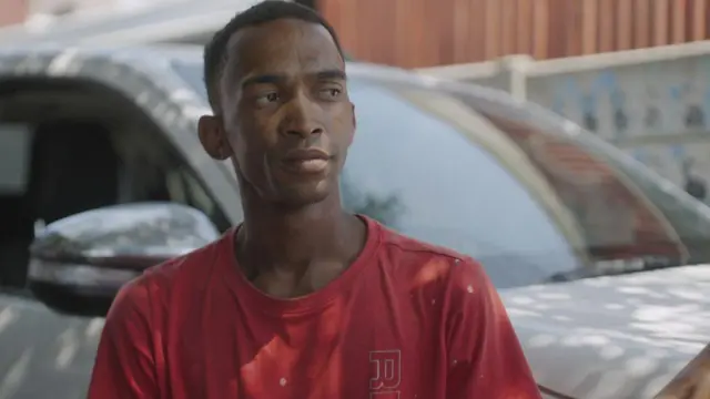 Aworan ọkunrin to wa aṣọ pupa