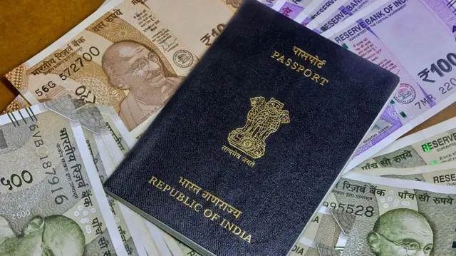 இந்தியாவில் வழங்கப்படும் பாஸ்போர்ட் (கோப்புப்படம்)
