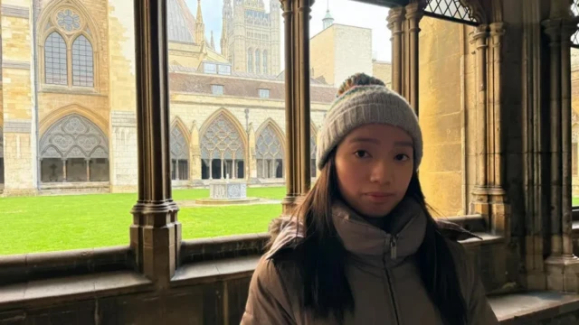 Chloe tại khuôn viên Tu viện Westminster