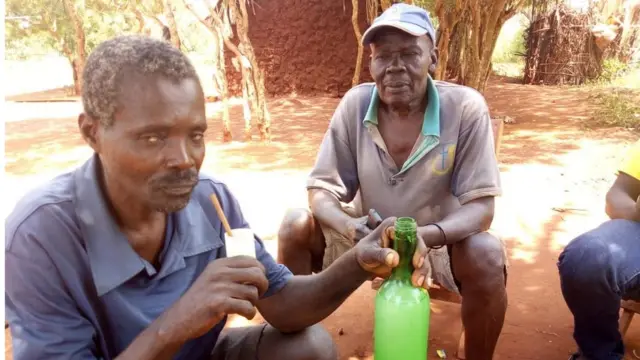 Wanaume wakipata kinywaji