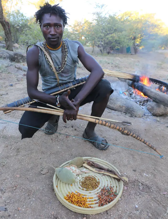 Hadza com grãos e frutas colhidos