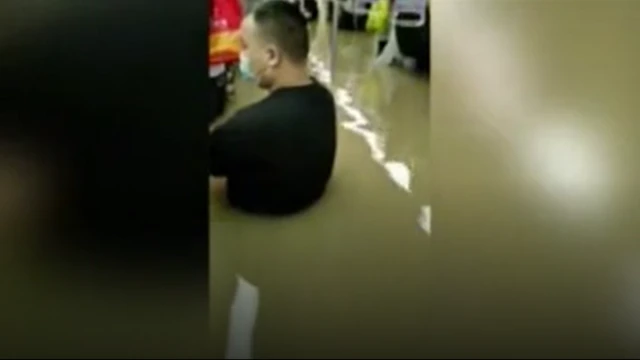 Homem em vagão submerso com água até a cintura
