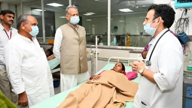 माजी मुख्यमंत्री अशोक गहलोत यांनी कोटा येथे डायलिसिस करून घेत असलेल्या महिलांची भेट घेतली आणि या मुद्द्यावरून सरकारला घेरले.