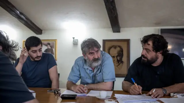 Cumhuriyet Sorumlu Yazı İşleri Müdürü Faruk Eren (ortada) "Tüm bu belaların önemli bir nedeninin de antidemokratik yönetim anlayışı olduğuna inanıyorum" diyor