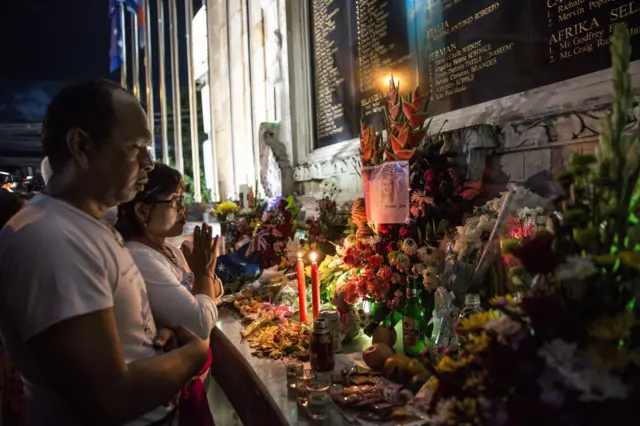 Dua warga berdoa saat peringatan tragedi bom Bali 1 pada 12 Oktober 2016 di Kuta, Bali.