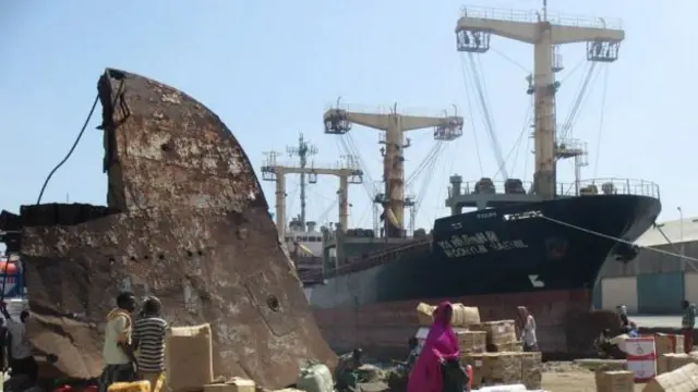 መራኽብ ኣብ ናይ ሶማልያ ወደብ