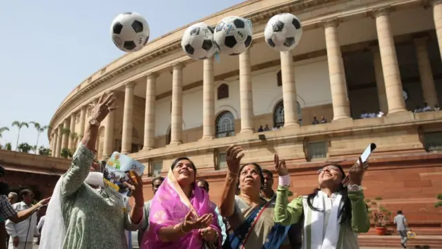 संसद में फुटबॉल