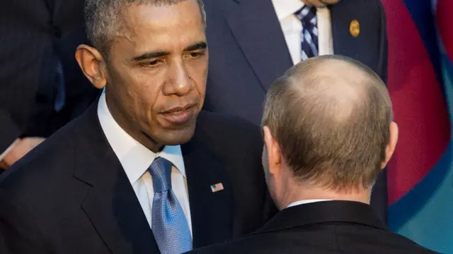 G20会場でロシアのプーチン大統領(写真手前)と握手するオバマ米大統領