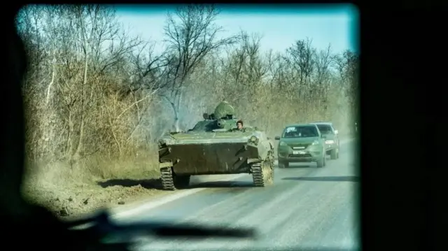 Chars en progression dans le Donbas.