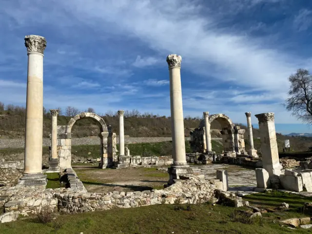 Kuzey Şehir Kapısı'nda iki giriş görülüyor.