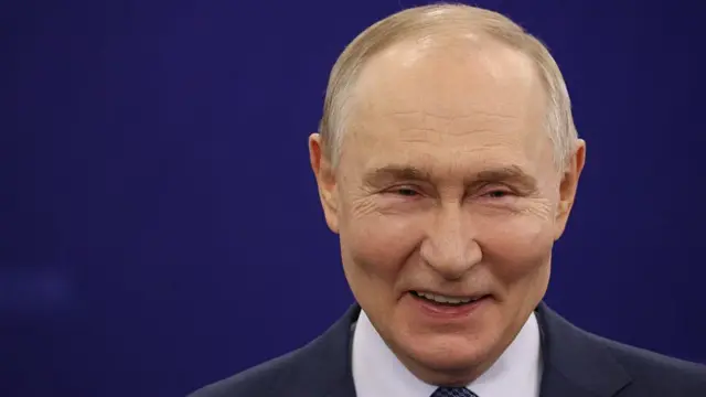 Путін посміхається