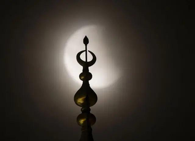 İstanbul'da Yeni Camii üzerinde Ay tutulması manzarası 