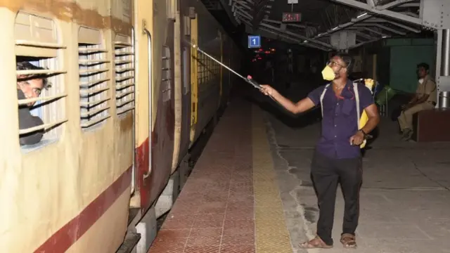 రాయలసీమ జిల్లాల నుంచి రైళ్ళలో సొంత ఊళ్ళకు పయనమైన వలస కార్మికులు