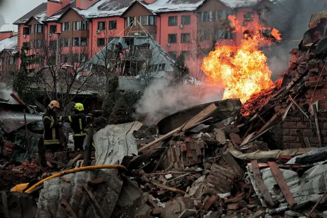 Una casa particular permanece destruida después de un ataque masivo con misiles y drones rusos el 22 de febrero de 2026 en Kyiv, Ucrania.