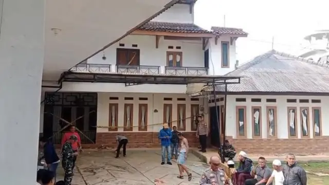 Warga berada di depan rumah singgah atau vila di Cidahu, Sukabumi, Jawa Barat yang sempat dirusak.